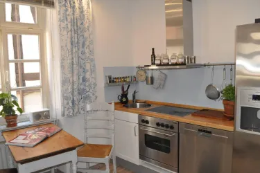 Moderne Küche mit sämtlichem Comfort. Herd und Backofen Siemens, Kühlschrank mit Gefrierfach, Mikrowelle und DeLonghi Kaffeemaschine. Die Küche ist komplett ausgestattet. Kaffee, Tee und Gewürze sind vorhanden.