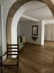 Durchgang mit einem Sandsteinbogen zum Wohn- und Schlafbereich.