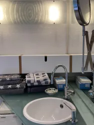 Ein modernes Waschbecken mit eleganter moderner Spiegelbeleuchtung.