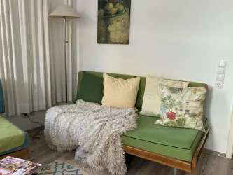Schlafcouch im Wohnzimmer mit original Gemälde von G. Dringenberg.