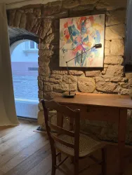Über dem Arbeitsplatz hängt an der historischen Sandsteinwand ein Gemälde von Prof.Dr. Dellwing
.