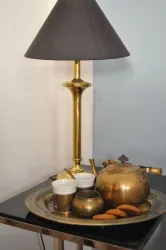 Ein stilvoller Nachttisch im Schlafzimmer.