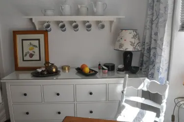 Ein Essplatz, Sideboard Kaffee und Tee sorgen für eine  gemütliche Atmosphäre.