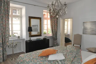 Ein gemütliches Schlafzimmer mit Laura Ashlay Vorhängen in einem eleganten Ambiente.