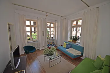 Lichtdurchflutetes Wohnzimmer. Es besteht die Möglichkeit die beiden Knoll International Sofas in Schlafsofas umzuwandeln. Ein Fernsehapparat und Wlan sorgen für Abwechslung und Unterhaltung.