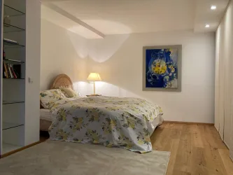 Ein gemütliches Schlafzimmer mit einem  Doppelbett im Landhausstil sorgt für einen entspannten Schlaf.  <br/>Hinter Schiebegardienen verbirgt sich ein Kleiderschrank mit einer integrierten  Wickelkommode. Außerdem befindet sich in diesen Schlafzimmer eine Schlafcouch für zwei Personen. Bei Bedarf kann ein Kinderbett zur Verfügung gestellt werden.