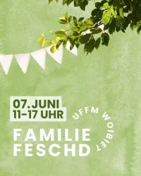 Eine grüne Hintergrundgestaltung mit bunten Fähnchen und Blättern im oberen Bereich. Das Datum und die Veranstaltung "Familie Feschd" sind gut lesbar.