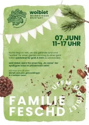 Ein Werbeplakat für eine Familienfeier im Weinbietet Neudstadt am 07. Juni von 11 bis 17 Uhr. Es zeigt eine grüne Hintergrundfarbe mit bunten Fähnchen und Naturmotiven.