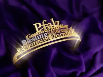 Ein eleganter goldener Schriftzug auf einem lila Hintergrund. Die Wörter beziehen sich auf Weinregionen in Deutschland, besonders Pfalz.