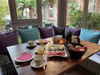 Rebstöckel Gästehaus . WeinHof & Vinothek - gedeckter Frühstückstisch
