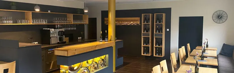 Ein modernes Restaurant mit einer eleganten Bar und Holzmöbeln. Die Atmosphäre ist gemütlich und einladend.