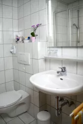 Badzimmer mit Dusche 1 (© Gästehaus Boller)