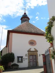Prot. Kirche außen mit Eingangstür (© Urlaubsregion Freinsheim)