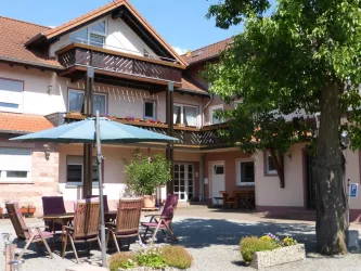 Birnbaumhof - Innenhof mit gemütlichen Sitzecken