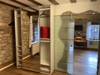 Schlafzimmer mit Kleiderschrank
