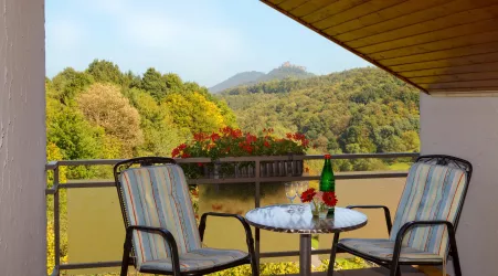 Balkon mit Ausblick Trifels (© Edi Klein)