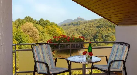 Zimmer mit Balkon (© Gasthaus Trifelsblick)