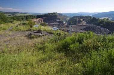 Infotafeln und Blick auf den Steinbruch