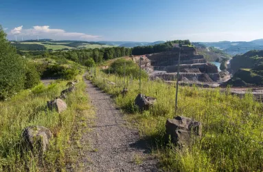 Remigiuswanderweg am Steinbruch entlang