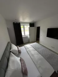 Schlafzimmer mit Boxspingbett