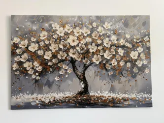 Ein wunderschöner Baum mit weißen Blüten auf einem grauen Hintergrund. Die Szene vermittelt einen ruhigen und harmonischen Eindruck.