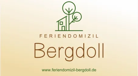 Ein einfaches Logo für das Feriendomißil Bergdoll. Es zeigt ein Haus und Bäume auf einem sanften, hellen Hintergrund.
