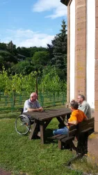 Picknickplatz an der Kirche (© Anette Lang)
