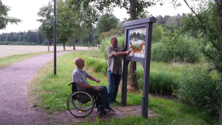 Infotafel an der Rolli-Tour am Barfußpfad (© Anette Lang)