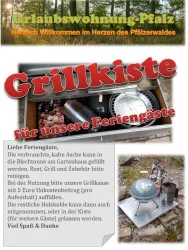 Eine Werbung für eine Ferienwohnung in der Pfalz mit Informationen zur Grillkiste für Gäste. Es gibt Anweisungen zur Reinigung und zur Nutzung der Grillkasse.