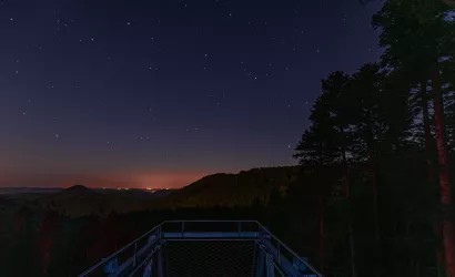 Nachthimmel am barrierefreien Aussichtspunkt