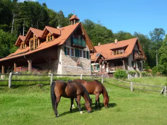 Links das Ferienhaus (© Bernd Herget)