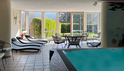Indoor-Pool mit Wintergarten