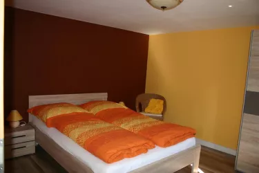 Schlafzimmer 1