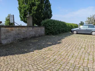 Parkplatz am Friedhof in Knöringen