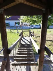 Kletterhäuschen auf dem Spielplatz Knöringen