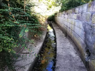 Der Hainbach am Bachplatz Knöringen
