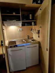 KLeine Küche mit Kühlschrank