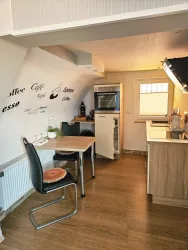 Küche mit Kühlschrank und Backofen