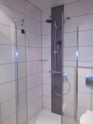 Bodenebene Dusche mit Glaswänden