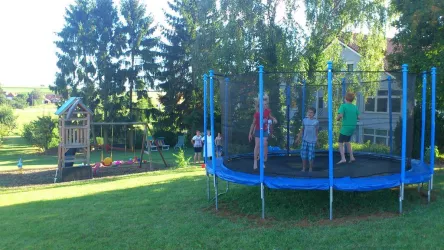 Trampolin (© www.eichenhof-pfalz.de)