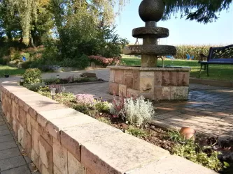 Außengelände mit Brunnen (© www.eichenhof-pfalz.de)