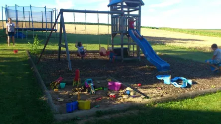 Großer Spielplatz mit Trampolin (© www.eichenhof-pfalz.de)