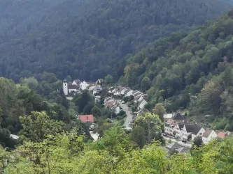 Blick auf die ev. Kirche von der Cyriakus-Kapelle