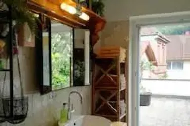 Bad mit Dusche und Badewanne
