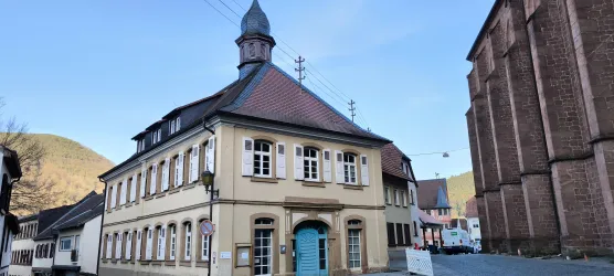 Protestantisches Gemeindehaus bei Infotafel 12