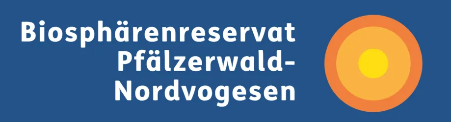 Ein Logo des Biosphärenreservats Pfälzerwald-Nordvogesen. Es zeigt einen stilisierten Sonnenkreis auf blauem Hintergrund.