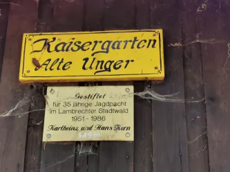 Hinweisschild Kaisergarten - Alte Unger