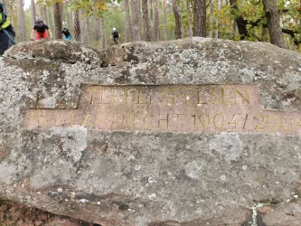 Neuer Teufelsfelsen - Stein mit Inschrift