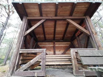 Schutzhütte am Teufelsfelsen