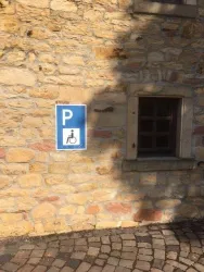Behindertenparkplatz am Backhaus